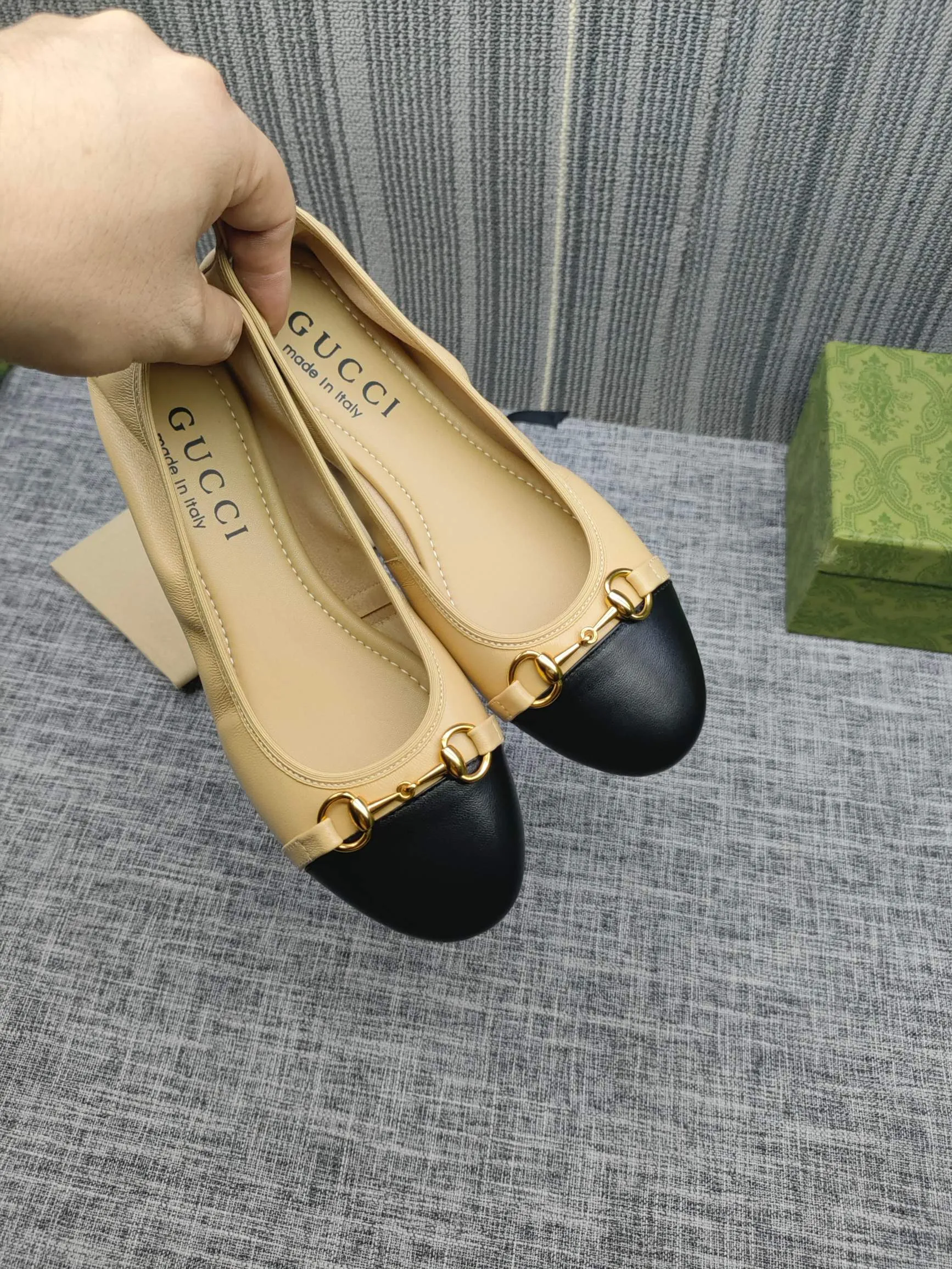 👟👟Ex-factory price 320👟👟 GUCCI's latest horsebit women's flat ballet shoes and egg roll shoes are super comfortable. The fabric is made of imported top-grade soft sheepskin. It is very comfortable on the feet and will not rub your feet. You can also roll it up and put it in your bag. It is easy to carry with you. The super soft soles are a must-have item for fairies whether you are going out for business, work, travel, shopping or at home. Fashionable and versatile, it is an indispensable pair of shoes for you. Fabric: Made of imported soft sheepskin Color: 6 colors available Outsole: PPC rubber outsole Size 34-42 (34.41.42 needs to be customized)